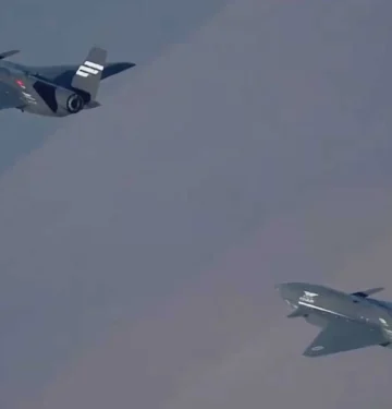 Dua Kizilelma terbang formasi otonom penuh