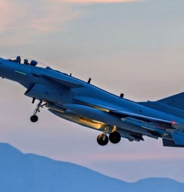 J-10C China terlihat membawa rudal antikapal hipersonik YJ-21E