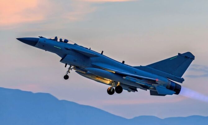 J-10C China terlihat membawa rudal antikapal hipersonik YJ-21E