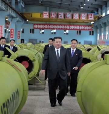 Kim Jong-un tinjau pabrik rudal Hwasong-11