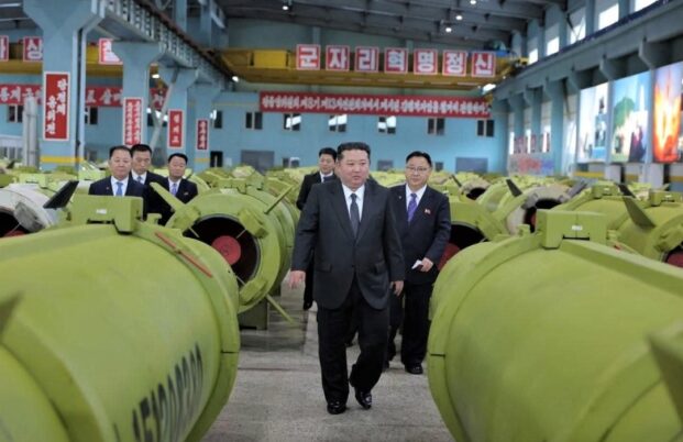 Kim Jong-un tinjau pabrik rudal Hwasong-11