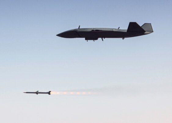 MQ-28A Ghost Bat meluncurkan rudal AMRAAM