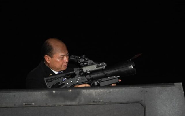 PT PAL mendemonstrasikan senjata laser genggam hasil kolaborasi dengan mitra internasional