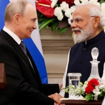 Putin dan Modi dalam pertemuan KTT di New Delhi