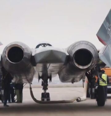 Su-57 melakukan penerbangan perdana dengan mesin Izdeliye-177