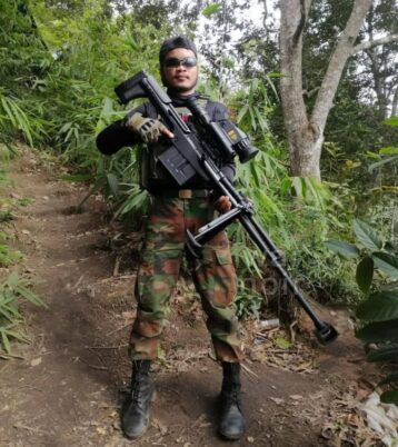 Tentara Kamboja memperlihatkan senapan runduk berat QLU-10 dengan teropong siang dan malam hari