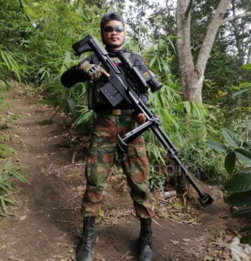 Tentara Kamboja memperlihatkan senapan runduk berat QLU-10 dengan teropong siang dan malam hari