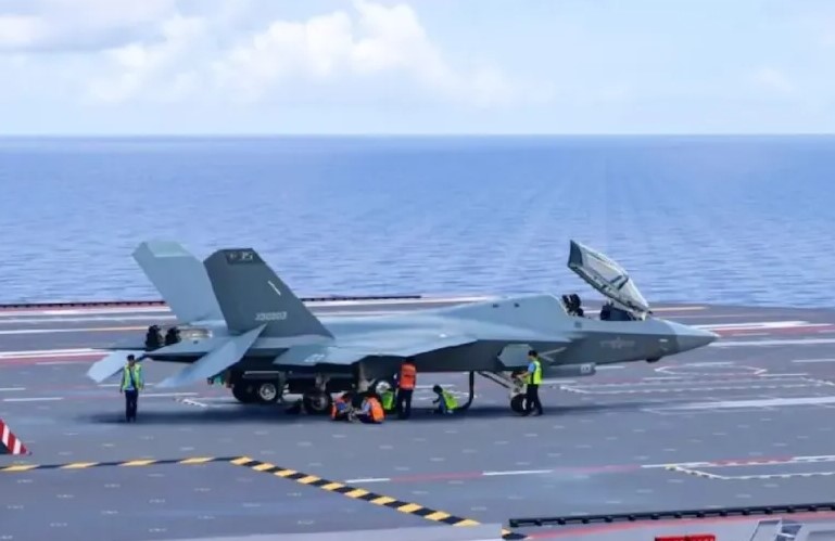 J-35 di atas kapal induk Fujian