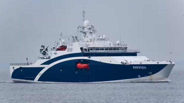 Kapal penyelamat lautan Voevoda Rusia