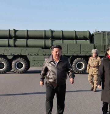 Korea Utara melakukan uji roket berdiameter 60 cm