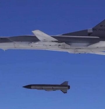 Tu-22M3 menembakkan rudal Kh-22 ke Ukraina