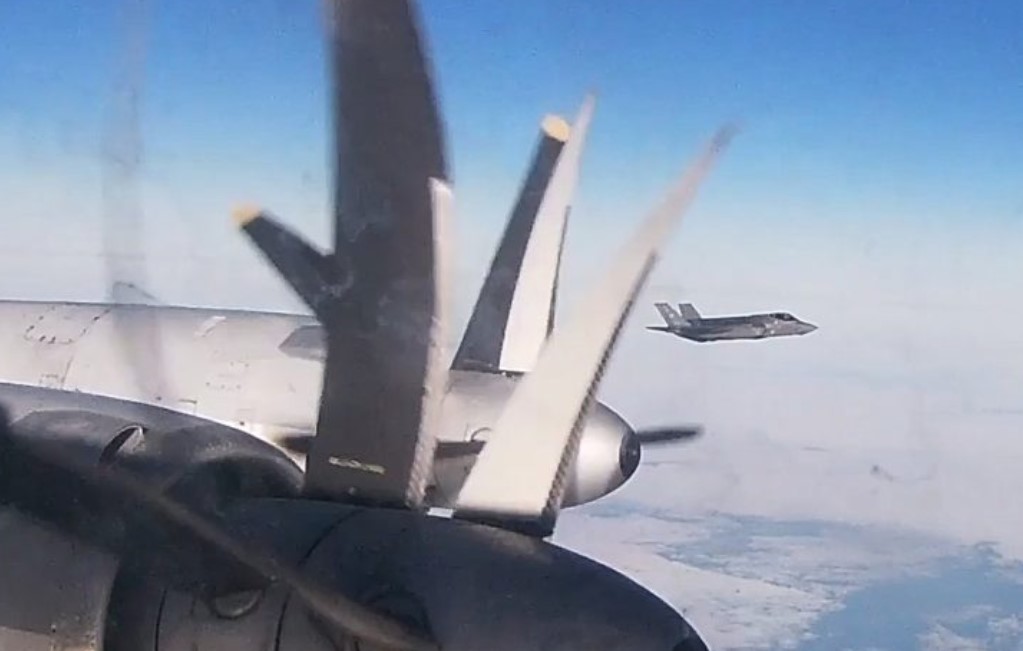 Awak pembom Tu-95MS Rusia merekam F-35 dari dekat di Alaska