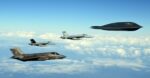 B-2 melakukan latihan serangan maritim dengan F-35C dan FA-18E Super Hornet