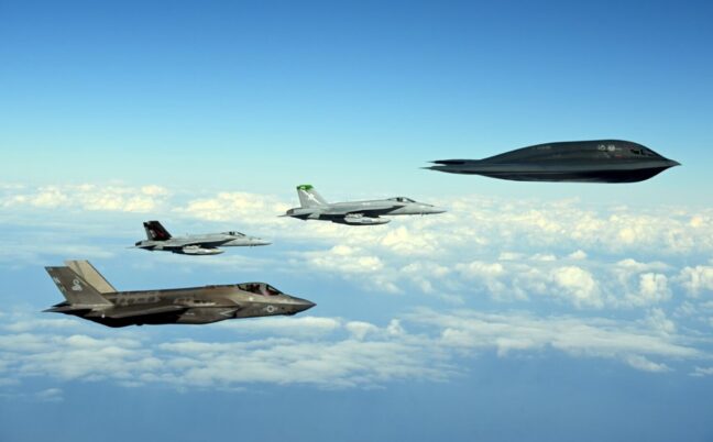 B-2 melakukan latihan serangan maritim dengan F-35C dan FA-18E Super Hornet