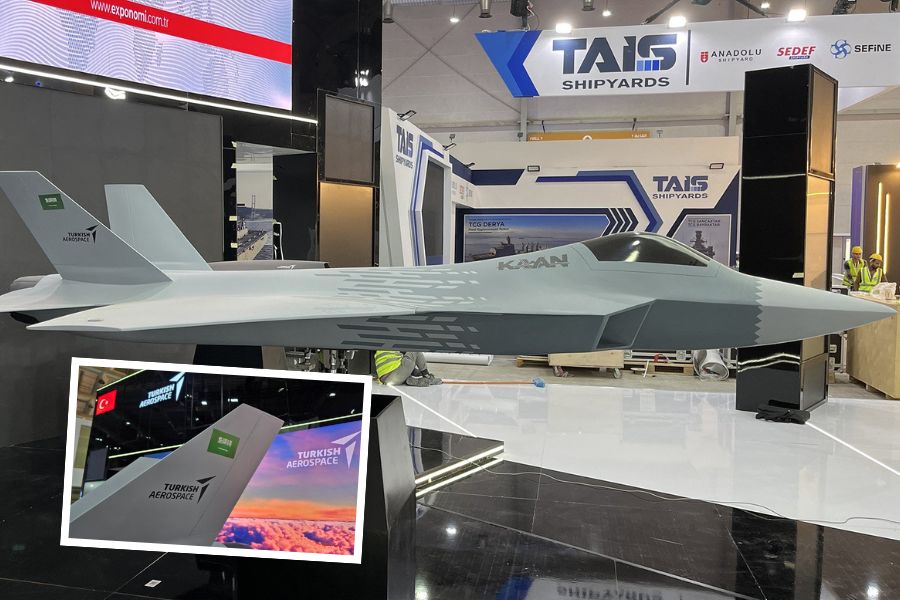 Bendera Arab Saudi di model jet tempur KAAN di WDS 2026
