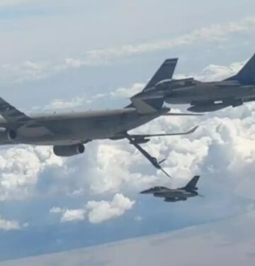 F-16 TNI AU melaksanakan latihan AAR dengan A330 MRTT Singapura