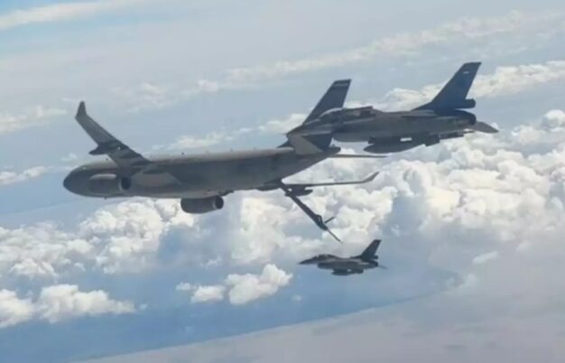 F-16 TNI AU melaksanakan latihan AAR dengan A330 MRTT Singapura