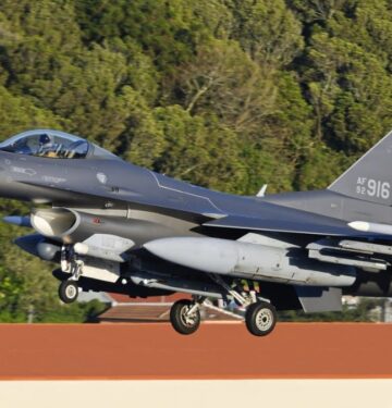 F-16 USAF dengan pod Angry Kitten