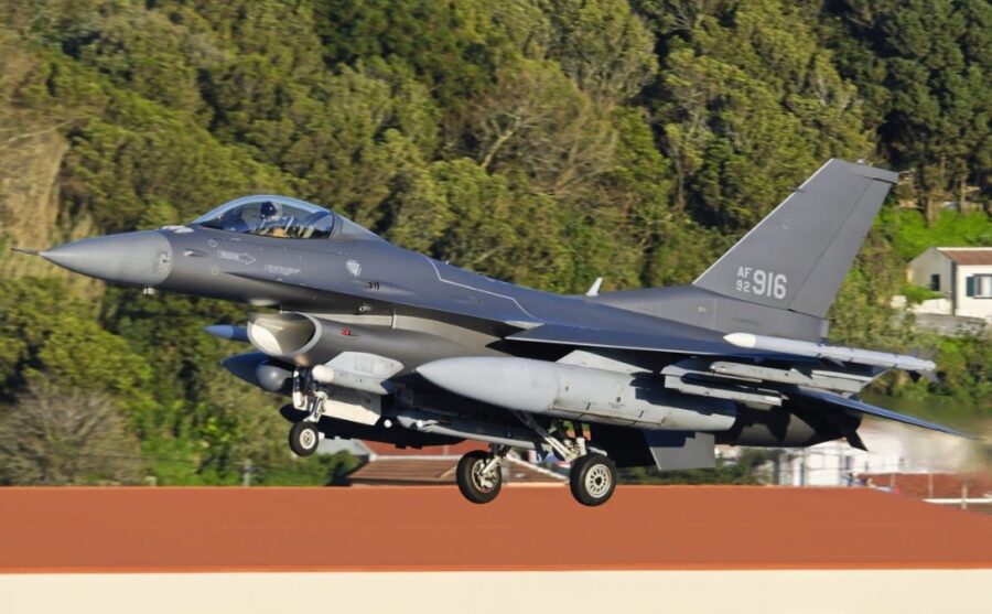 F-16 USAF dengan pod Angry Kitten