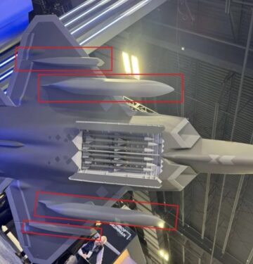F-22 Raptor dengan drop tank siluman dan pod IRST