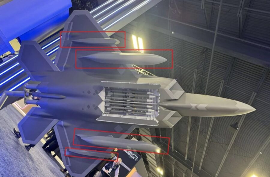 F-22 Raptor dengan drop tank siluman dan pod IRST