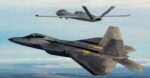 F-22 terbang dengan MQ-20