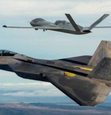 F-22 terbang dengan MQ-20