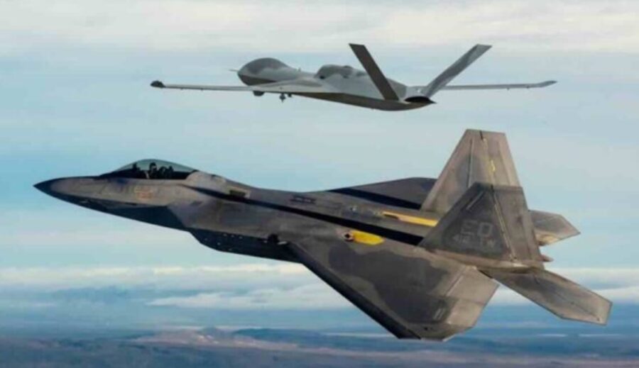 F-22 terbang dengan MQ-20