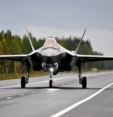 F-35 mendarat di jalan raya