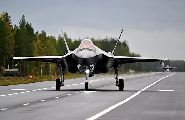 F-35 mendarat di jalan raya