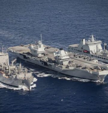 HMS Prince of Wales di tengah