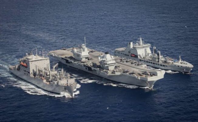 HMS Prince of Wales di tengah