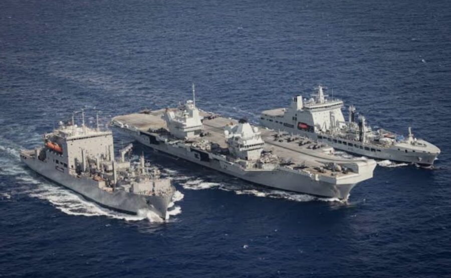 HMS Prince of Wales di tengah