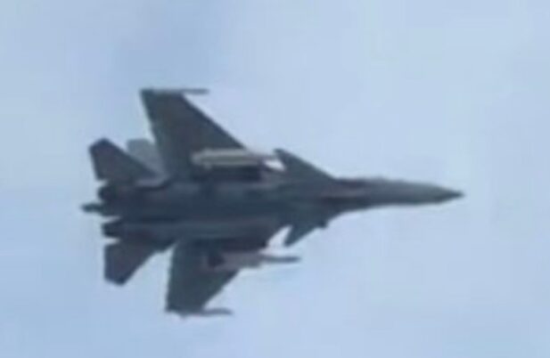 J-15T membawa dua rudal YJ-15
