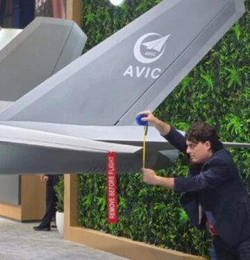 Palmer Luckey bertingkah aneh di model pesawat J-35A China