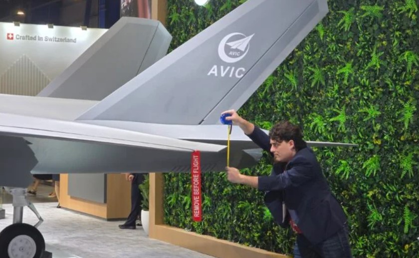 Palmer Luckey bertingkah aneh di model pesawat J-35A China