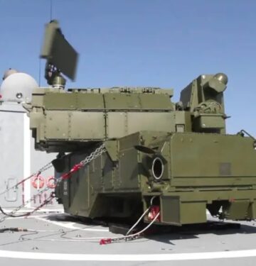 Tor-M2 saat ditempatkan di kapal perang Rusia