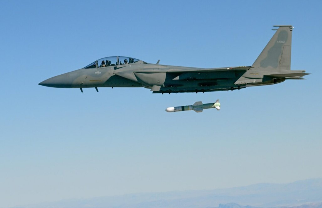 Uji coba F-15SA meluncurkan rudal Harpoon untuk serangan darat