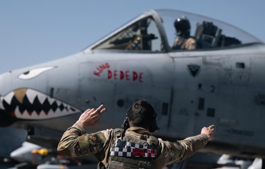 A-10 dengan nose art King Dedede