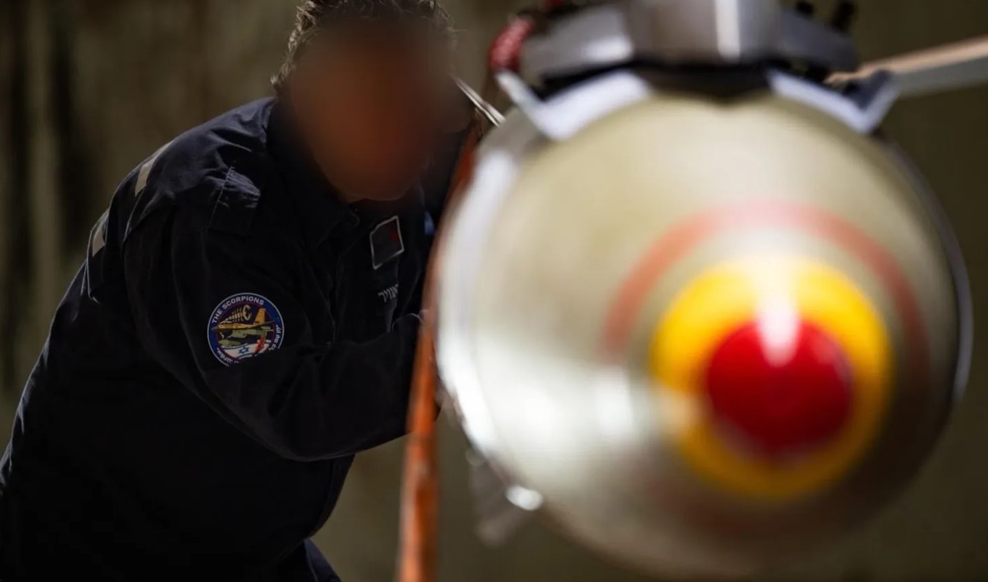 F-16 IAF membawa bom JDAM pembakar