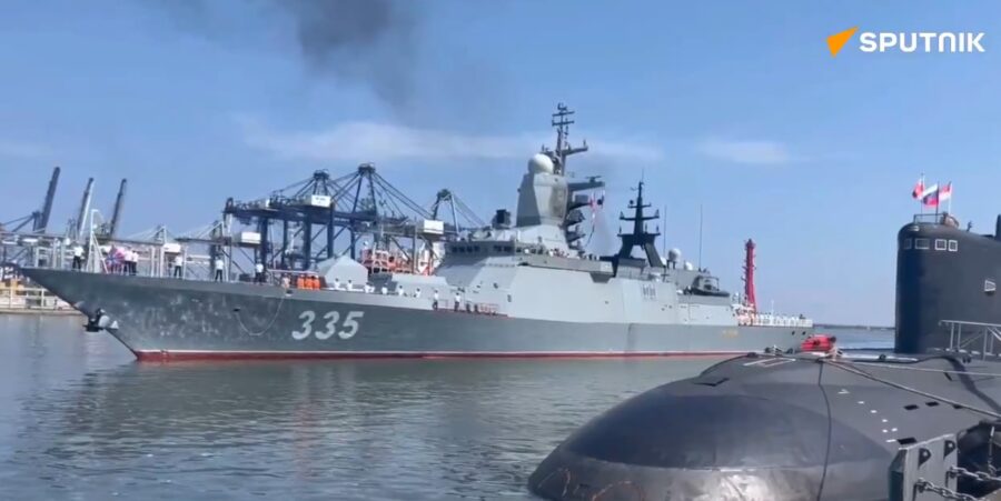 Fregat dan kapal selam Rusia sandar di Jakarta