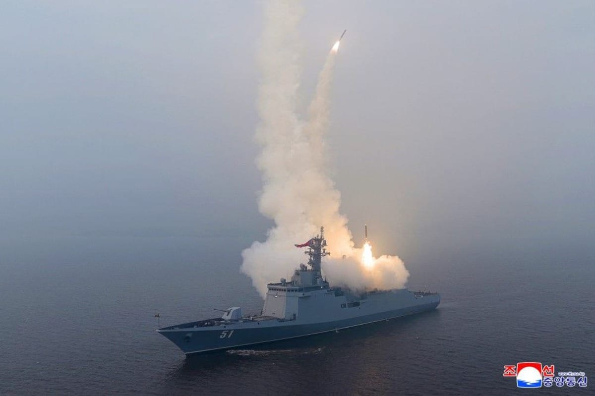 Kapal perusak Korea Utara Choe Hyon meluncurkan rudal