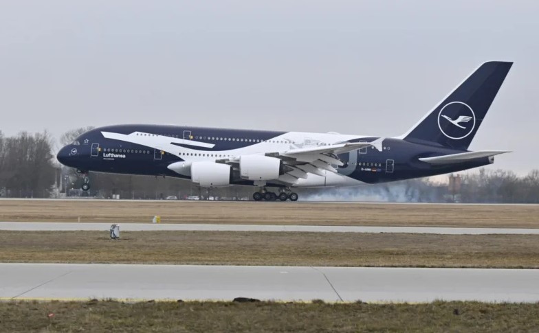 Lufthansa dengan corak Bangau raksasa rayakan 100 tahun