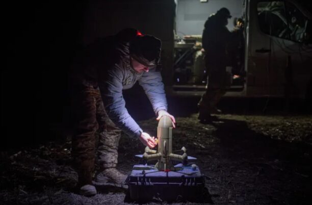 Prajurit Ukraina menyiapkan drone pencegat drone