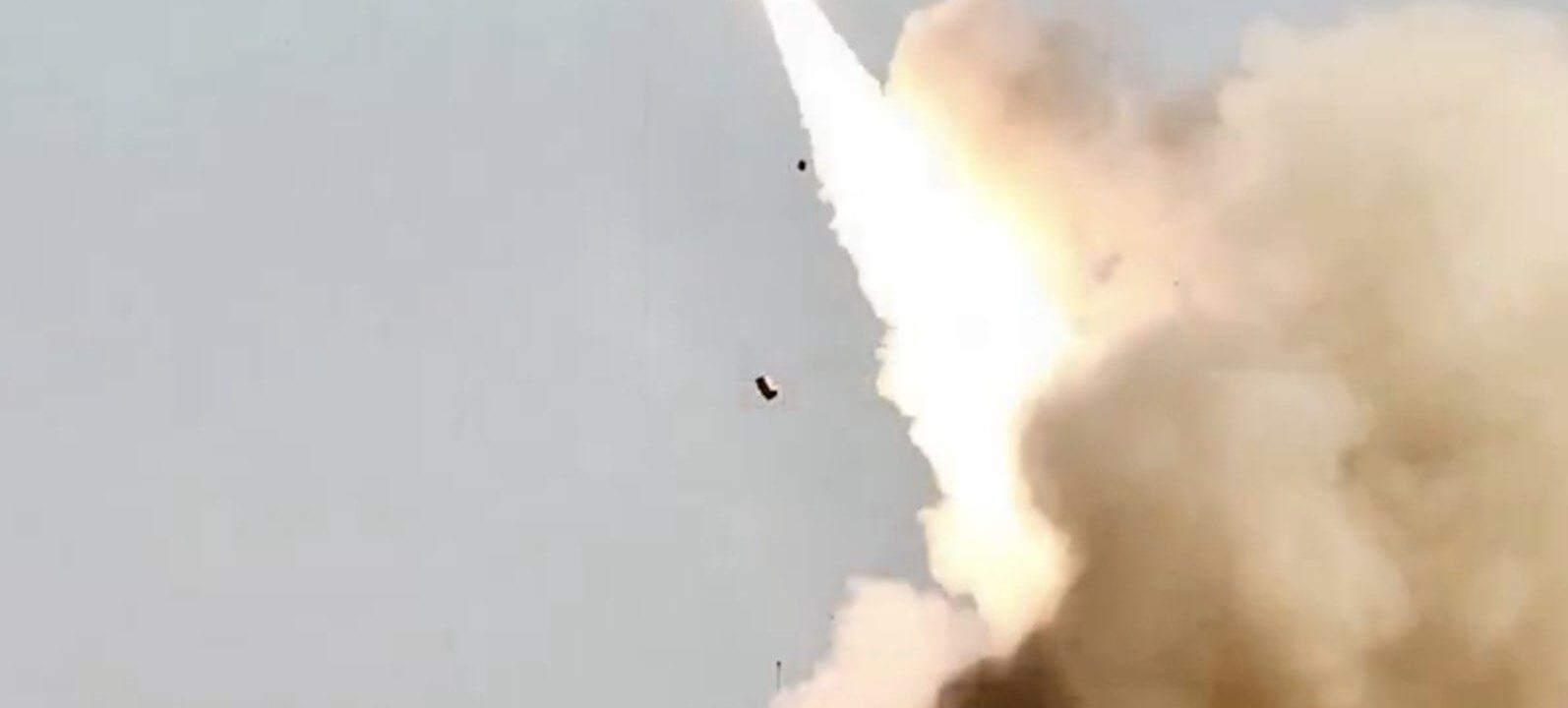 Rudal PrSM diluncurkan dari HIMARS