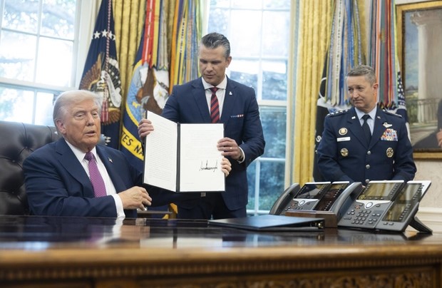 Trump - Pete Hegseth - Dan Caine