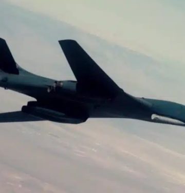 B-1B membawa rudal AGM-183 ARRW