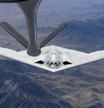 B-21 Raider menyusu pertama kalinya ke tanker KC-135