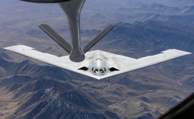 B-21 Raider menyusu pertama kalinya ke tanker KC-135