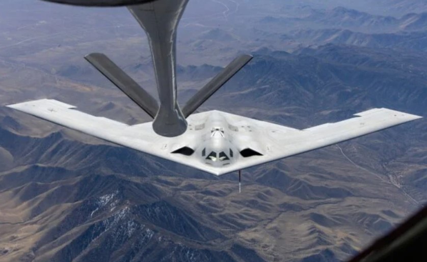 B-21 Raider menyusu pertama kalinya ke tanker KC-135